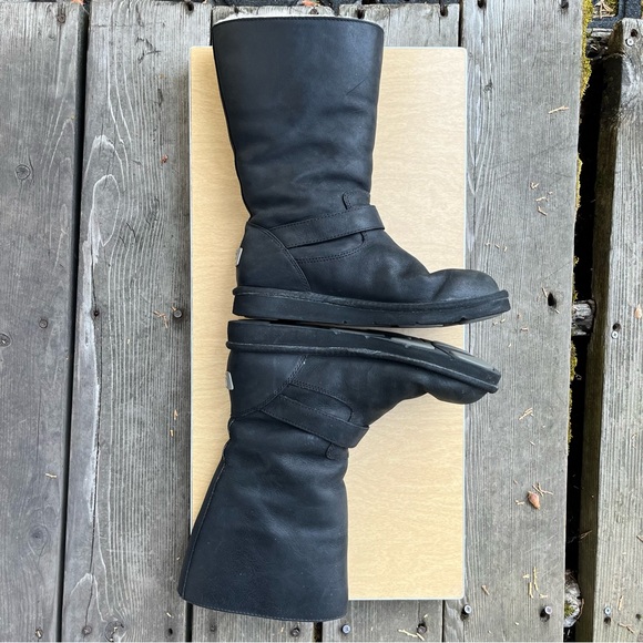 UGG Wm’s Kensington Black Leather Shearling Lined Buckle Boot In Sz 8 - Picture 10 of 15
